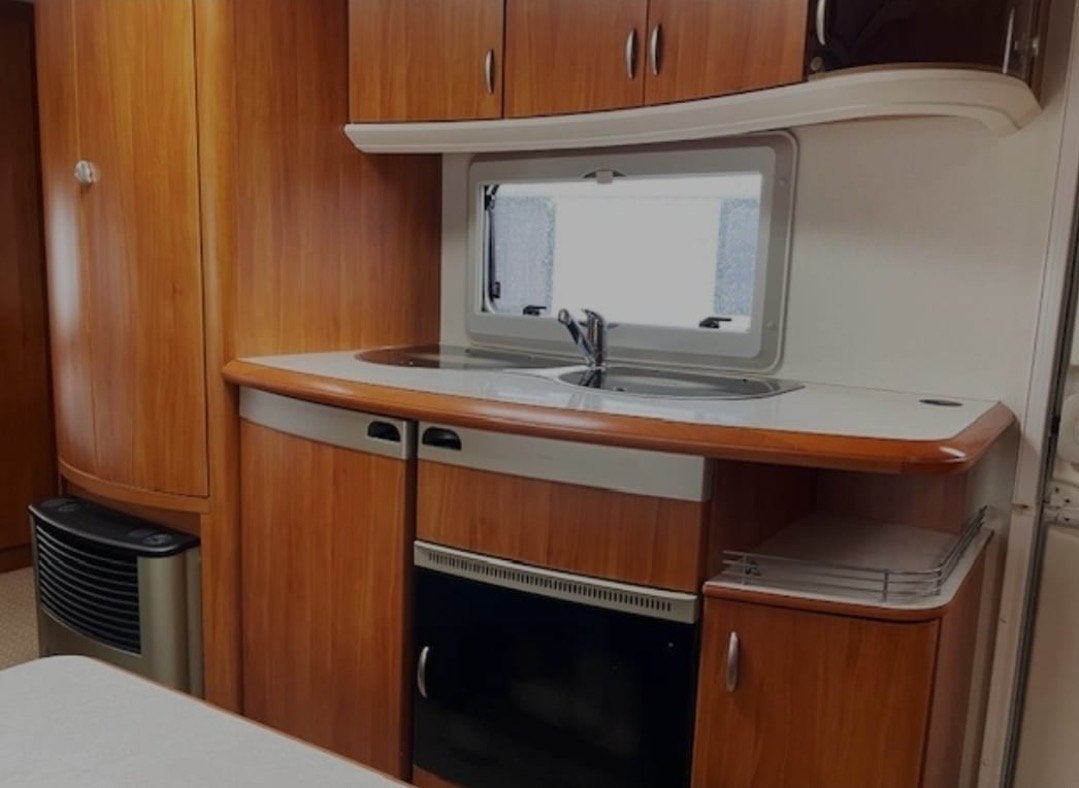 Hobby 560 KMFe (2009) – Compleet en vakantieklaar! Stapelb, Caravans en Kamperen, Hobby, Bedrijf, Autobedrijf Neplenbroek, Goorseweg 33
7478BB  DIEPENHEIM, NL