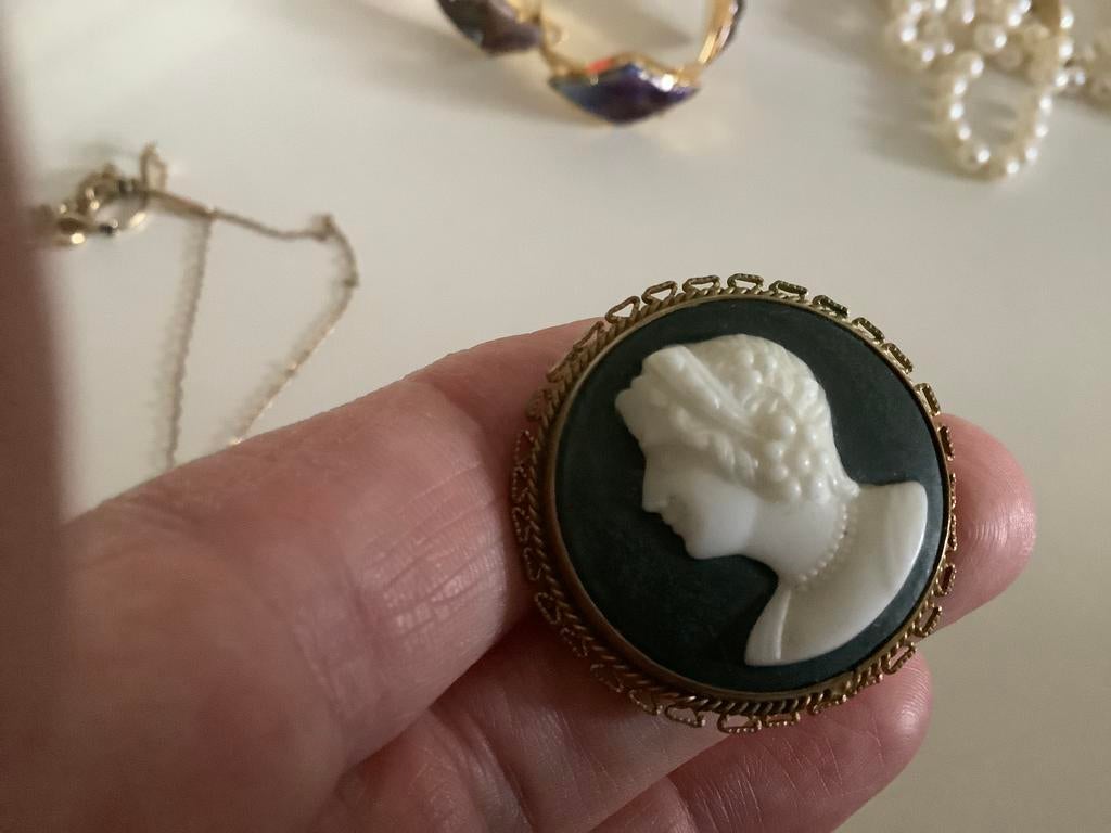 Prachtige antieke vergulde Broche groen Agaat Camee Cameo, Overige materialen, Verzenden, Minder dan 4 cm, Zo goed als nieuw