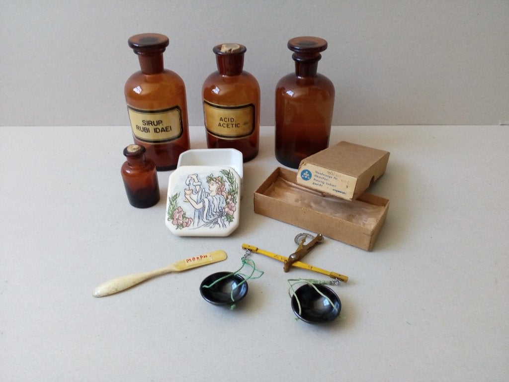 Oude Apothekersflesjes/weegschaaltje. Verschillende prijzen, Ophalen of Verzenden