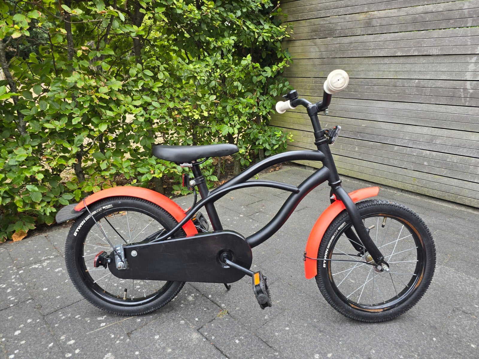 B'Twin kinderfiets 16 inch, zwart/fluor roze, Fietsen en Brommers, Fietsen | Kinderfietsjes, Ophalen, Terugtraprem, 16 tot 20 inch