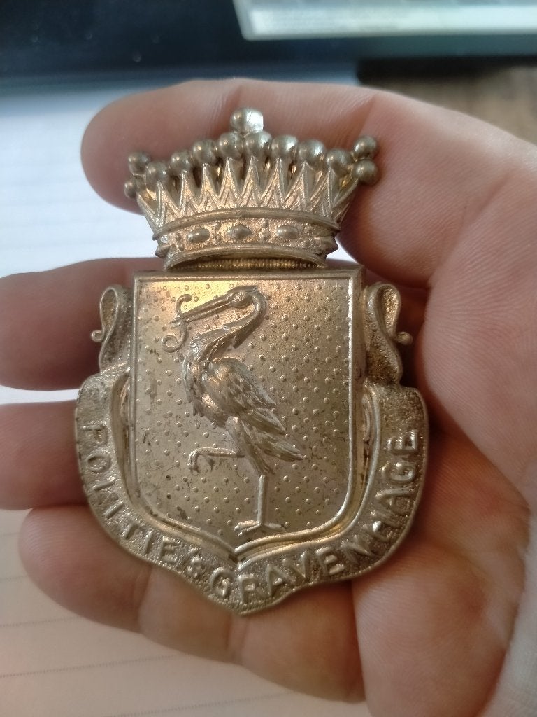 Polit.. Den haag Bobby helm embleem 1914-1940, Verzenden, Overige soorten, Nederland, Embleem of Badge