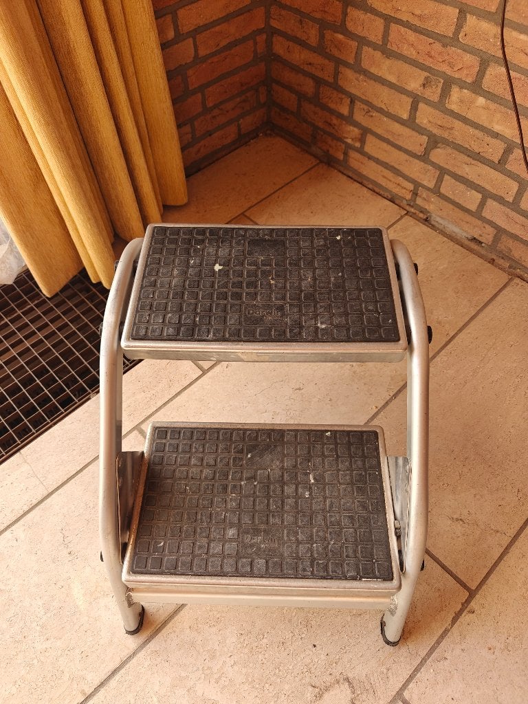 Stevig trapje met twee treden - Handig voor caravan/camper, Ophalen, Gebruikt