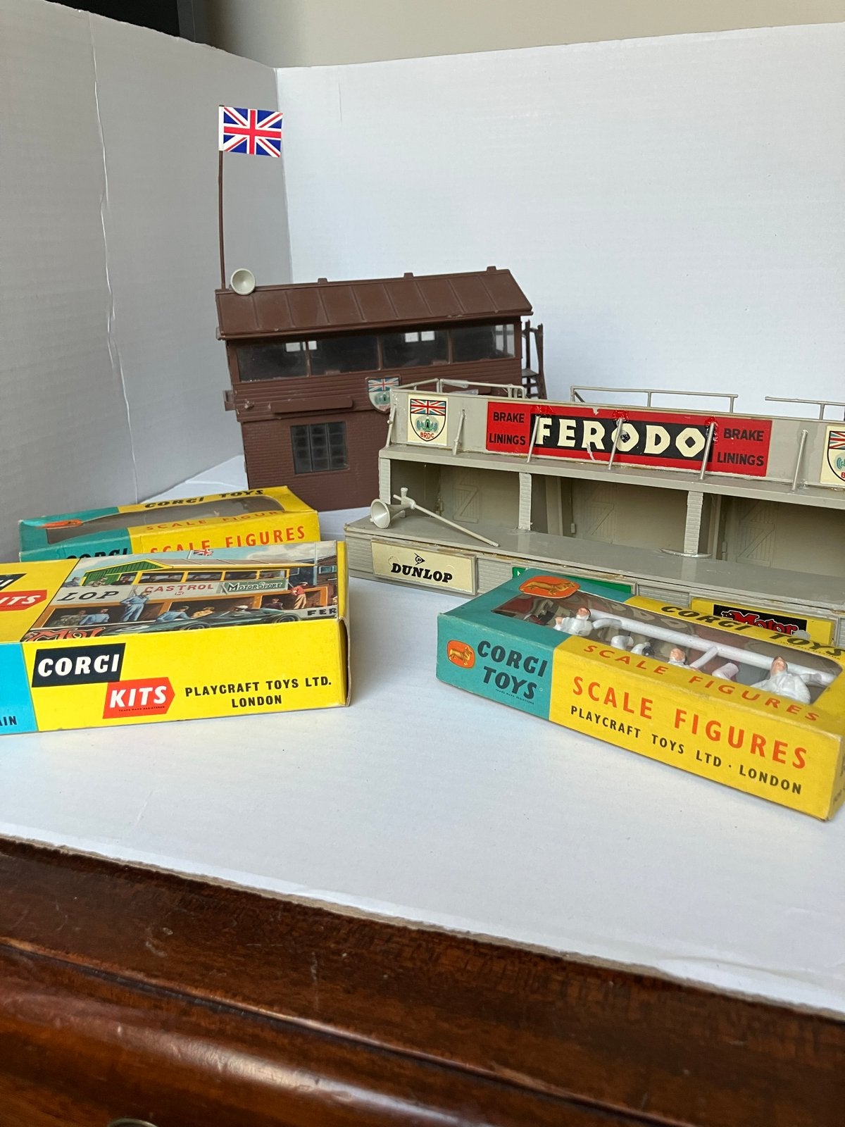 Vintage Corgi Toys Silverstone Press Box & Figuren, Verzenden, Gebruikt, 1:32 tot 1:50, Overige typen