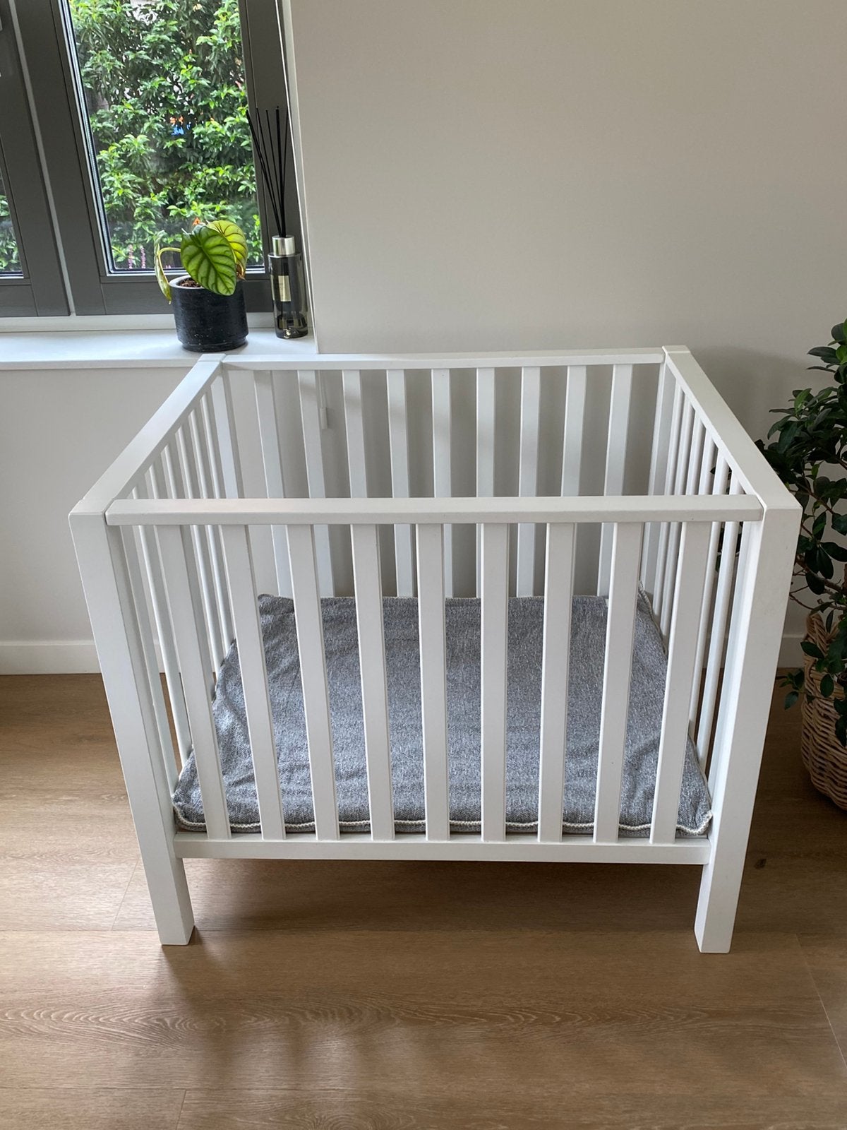 Witte box Europe Baby met leuk Koeka boxkleed (Vigo), Ophalen, Gebruikt, Rechthoekig, In hoogte verstelbaar