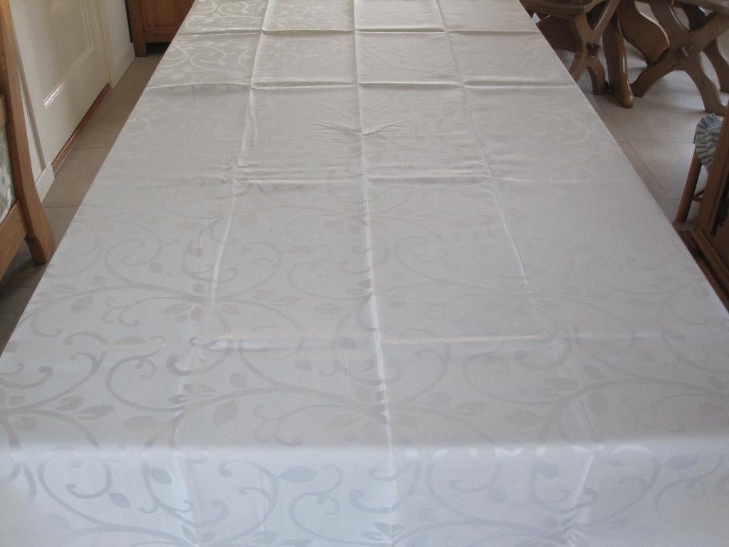 Chique damast tafelkleed met Jacquard motieven licht creme., Ophalen of Verzenden, Nieuw, Rechthoek