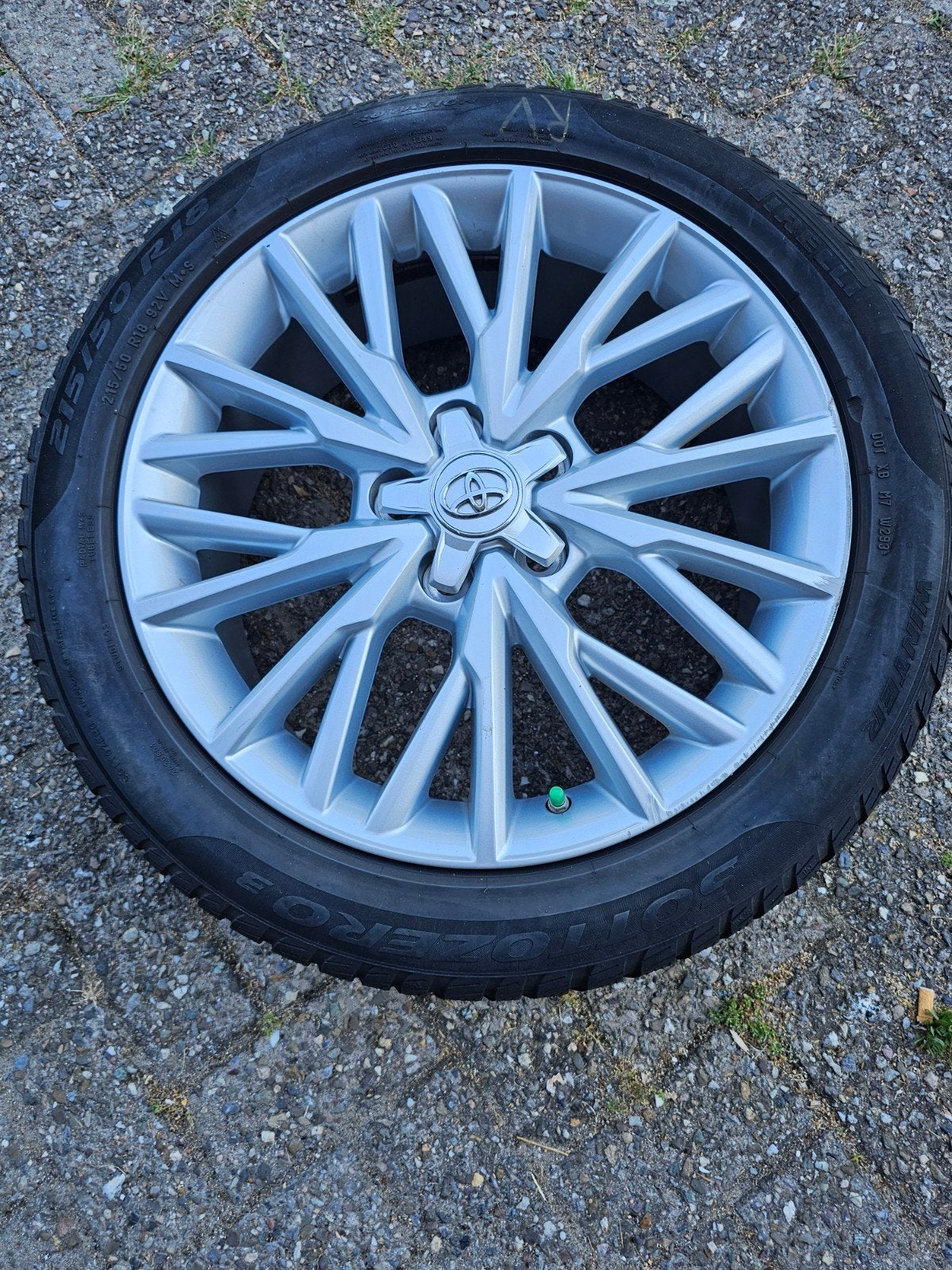 Originele Toyota Yaris Cross 18 inch velgen + Pirelli Sottoz, Auto-onderdelen, Ophalen, 18 inch, 215 mm, Banden en Velgen