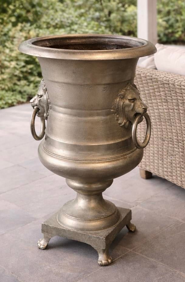 Grote decoratieve plantenbak met leeuwenkoppen . 90cm hoog, Ophalen of Verzenden