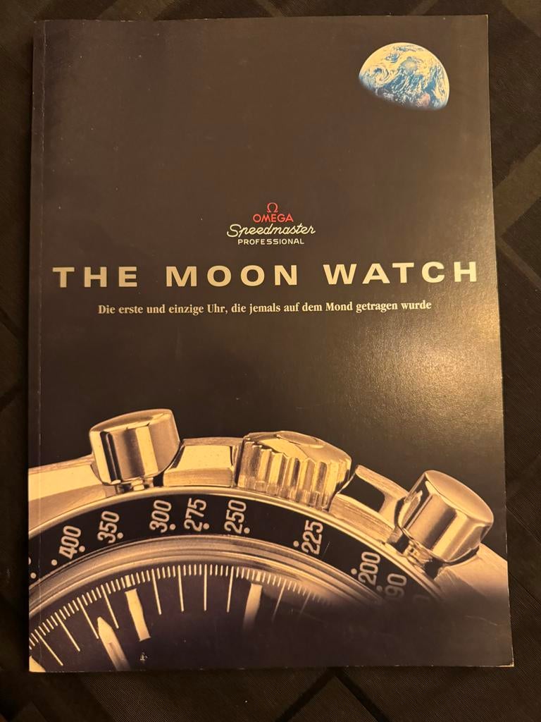 Omega Moonwatch Boek (Duits) - Steun Alpe d'HuZes KWF, Ophalen of Verzenden, Gelezen, Overige onderwerpen