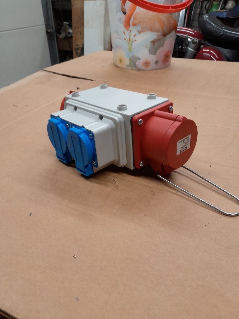 verdeelbox 220v  / 380v  merk Fluxon., Doe-het-zelf en Verbouw, Elektra en Kabels, Ophalen of Verzenden, Zo goed als nieuw, Stopcontact