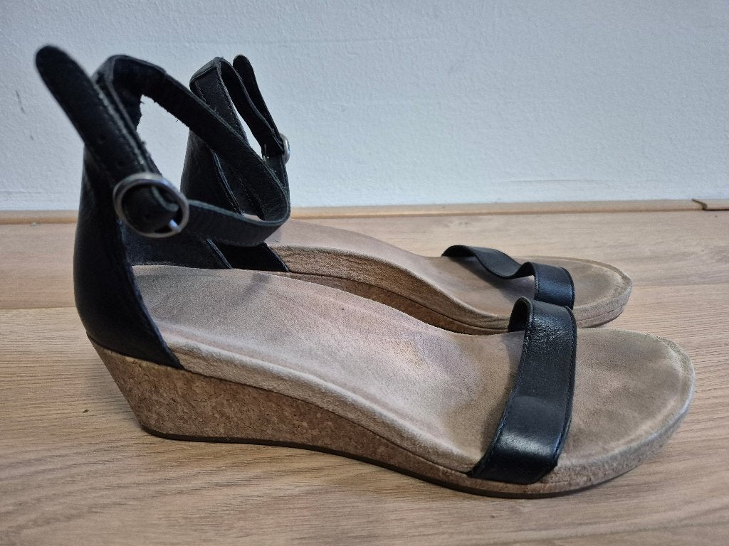 Sch67 - Zwarte leren Ugg sandalen maat 40 (1), Ophalen of Verzenden, Zo goed als nieuw, Zwart, Sandalen of Muiltjes