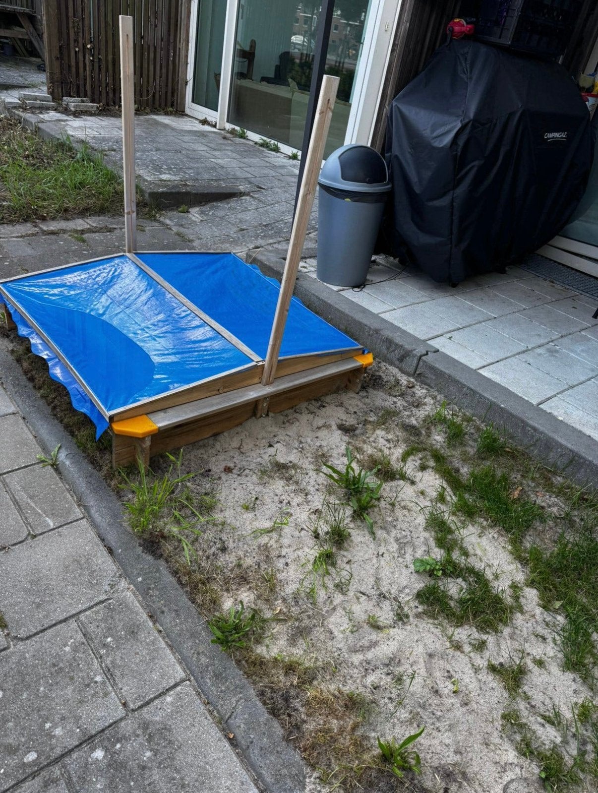 GRATIS AF TE HALEN: Leuke houten zandbak met blauw afdekzeil, Ophalen, Zo goed als nieuw