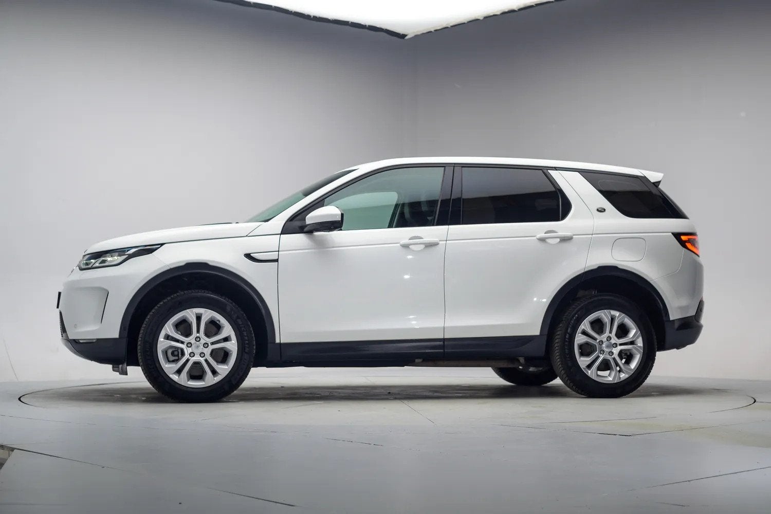 Land Rover Discovery Sport P300e 1.5 PHEV S Aut. [ LED Navi, 309 pk, Discovery Sport, Wit, Leder