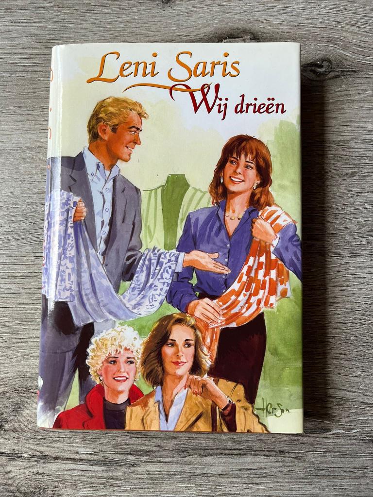 Boek Wij drieen Leni Saris, Ophalen of Verzenden, Zo goed als nieuw, Leni Saris, Nederland