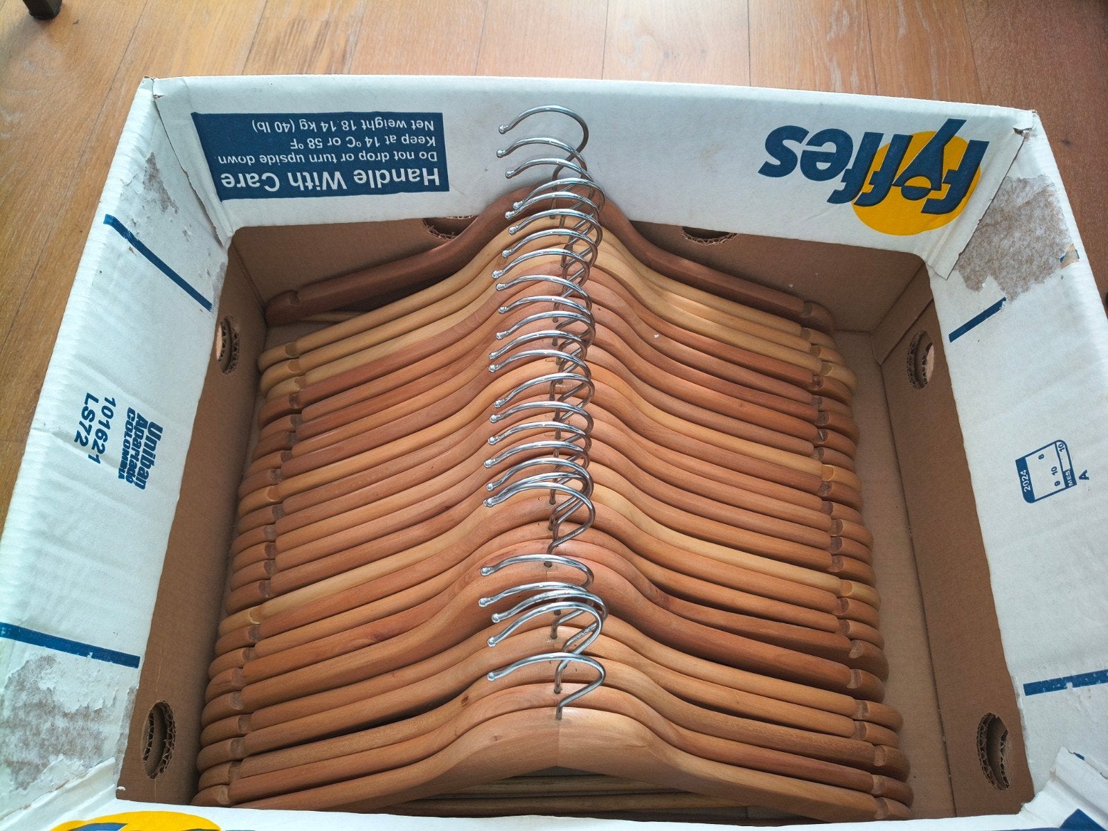 25 houten kleerhangers, rokinkeping, broeklat, Kleding | Dames, Kledinghangers, Ophalen of Verzenden, Gebruikt, Hout, Volwassenen