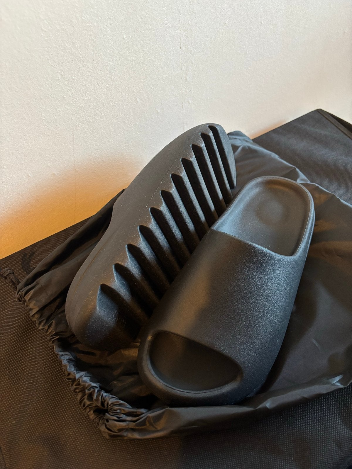 Yeezy Slides Zwart - Maat 44.5 (valt als 42), Kleding | Heren, Schoenen, Ophalen of Verzenden, Nieuw, Zwart