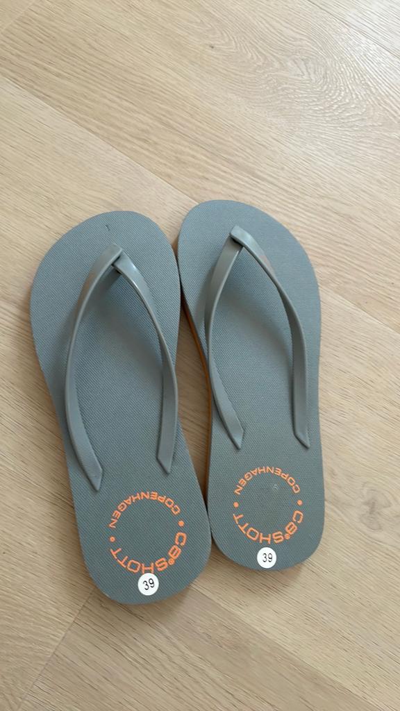 Nieuwe slippers mt 39 van ca shott copenhagen, Slippers, Nieuw, Ophalen of Verzenden, Grijs