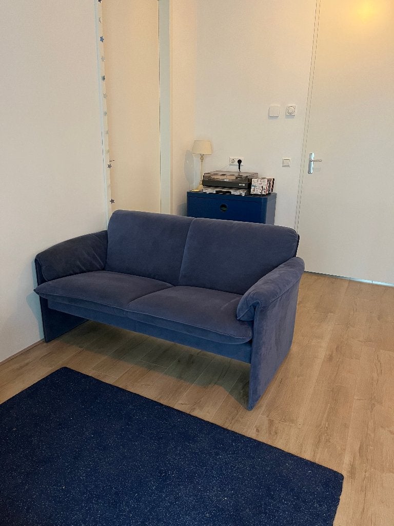 Blauwe tweezitsbank (Leolux Bora Bora), Huis en Inrichting, Banken | Bankstellen, Ophalen, Gebruikt, 150 tot 200 cm, Tweepersoons