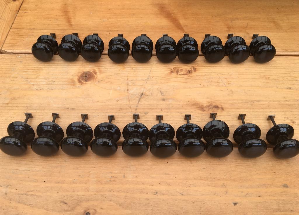 Oude zwarte knopjes, kast, deur, keuken, lade, knoppen, Antiek en Kunst, Curiosa en Brocante, Ophalen of Verzenden