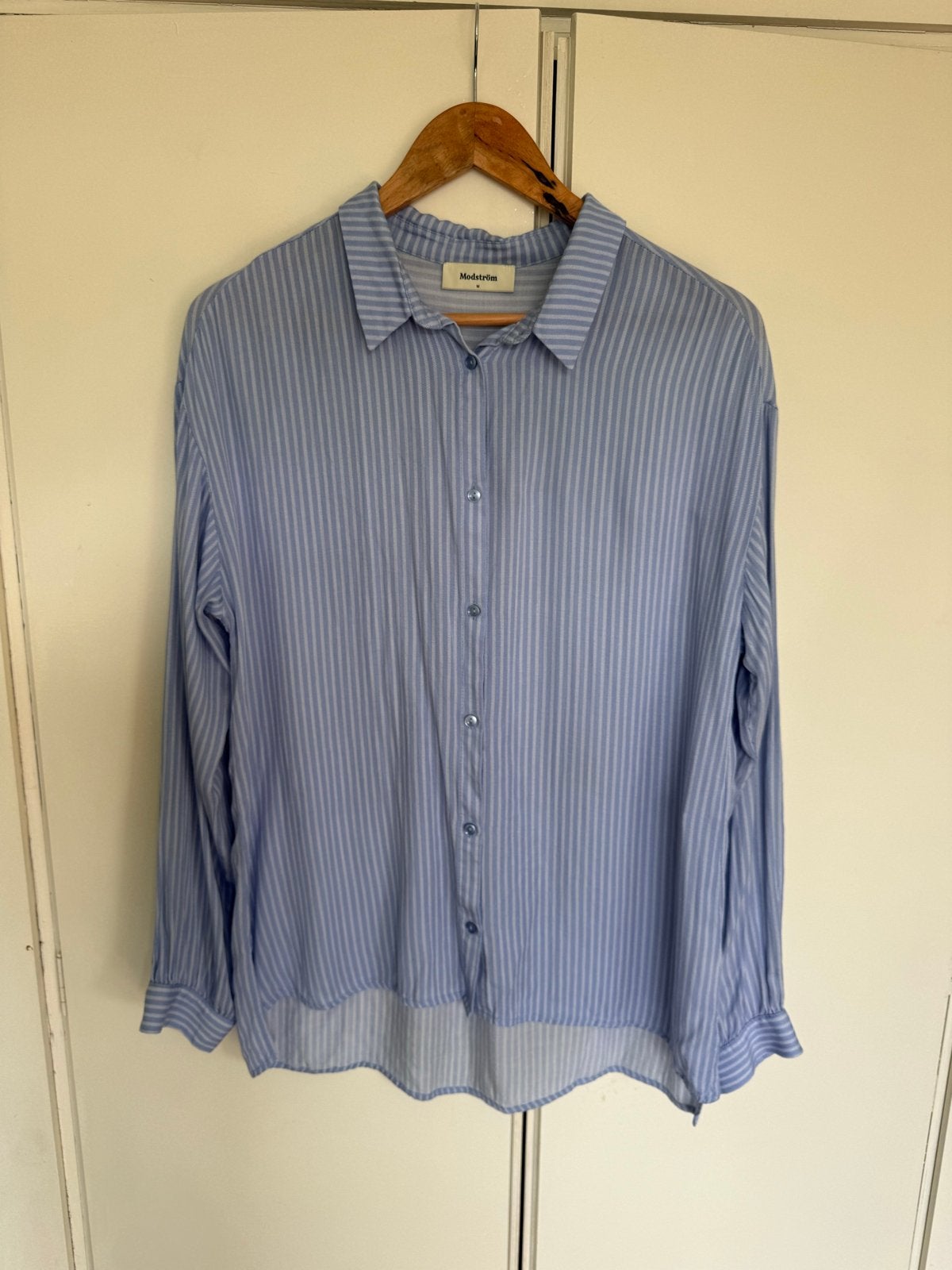 Modström superzachte blouse, lichtblauw gestreept, maat M, Kleding | Dames, Ophalen of Verzenden, Gedragen, Maat 38/40 (M), Blauw