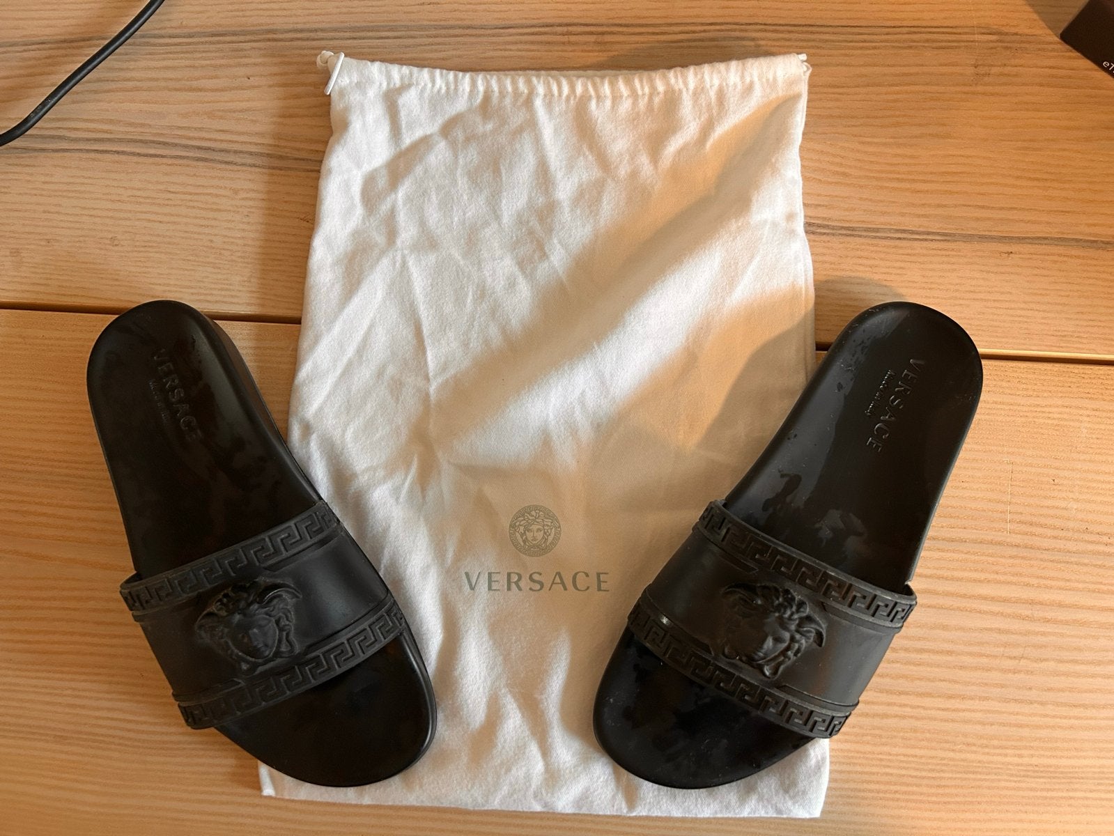 Versace Medusa Slippers - Zwart, Ophalen of Verzenden, Gedragen, Zwart, Slippers