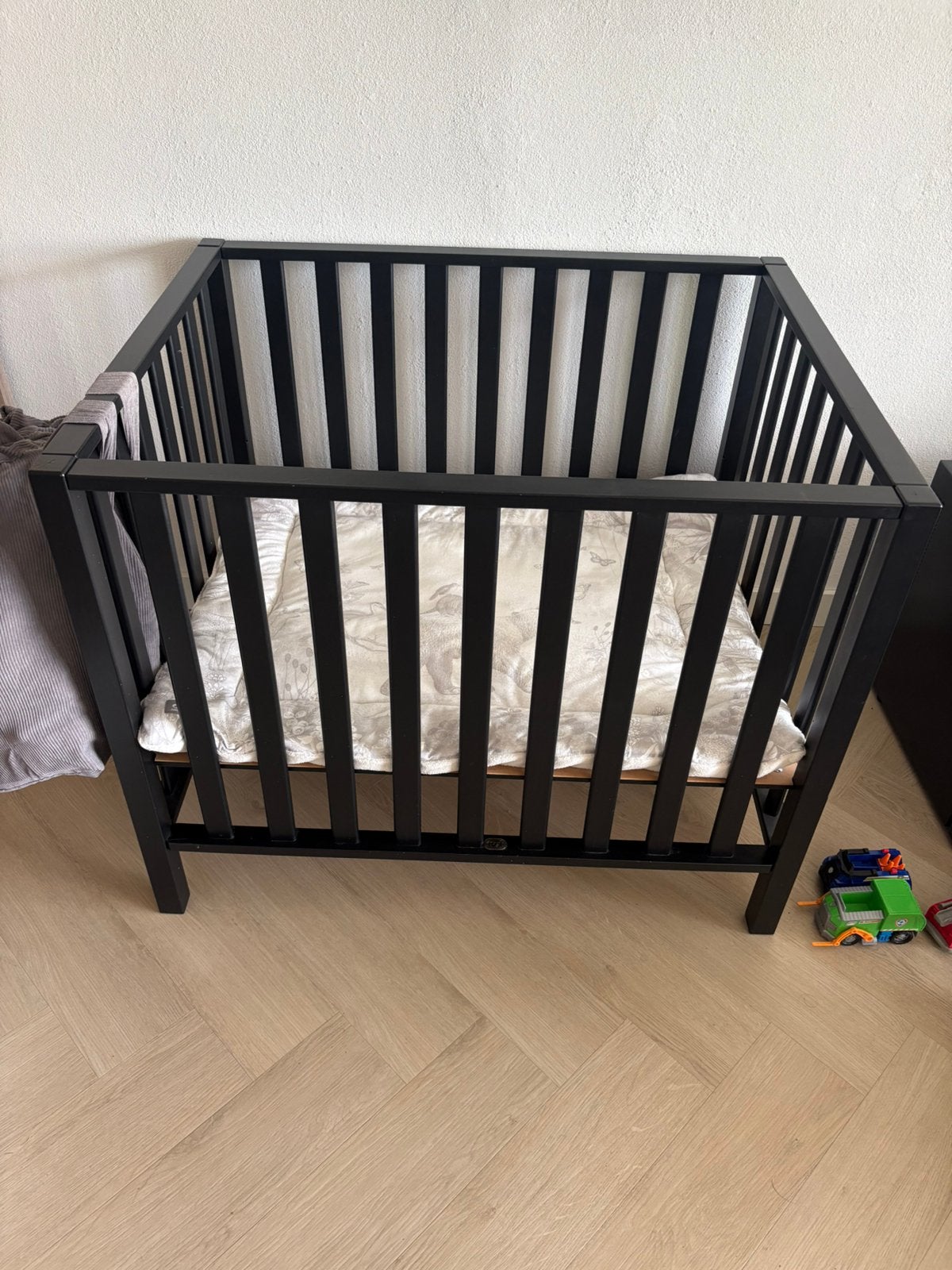 Zwarte box inclusief boxkleed en boxzak, Kinderen en Baby's, Boxen, Ophalen, Zo goed als nieuw, Vierkant, In hoogte verstelbaar
