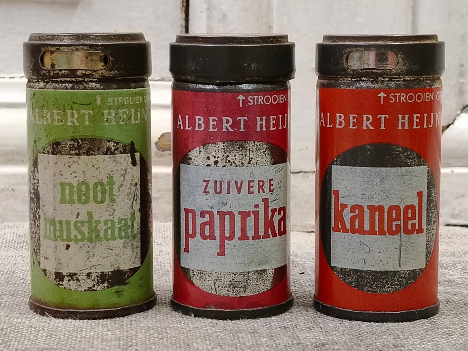 3 oude AH kruidenblikjes, Verzamelen, Blikken, Ophalen of Verzenden, Gebruikt, Overige