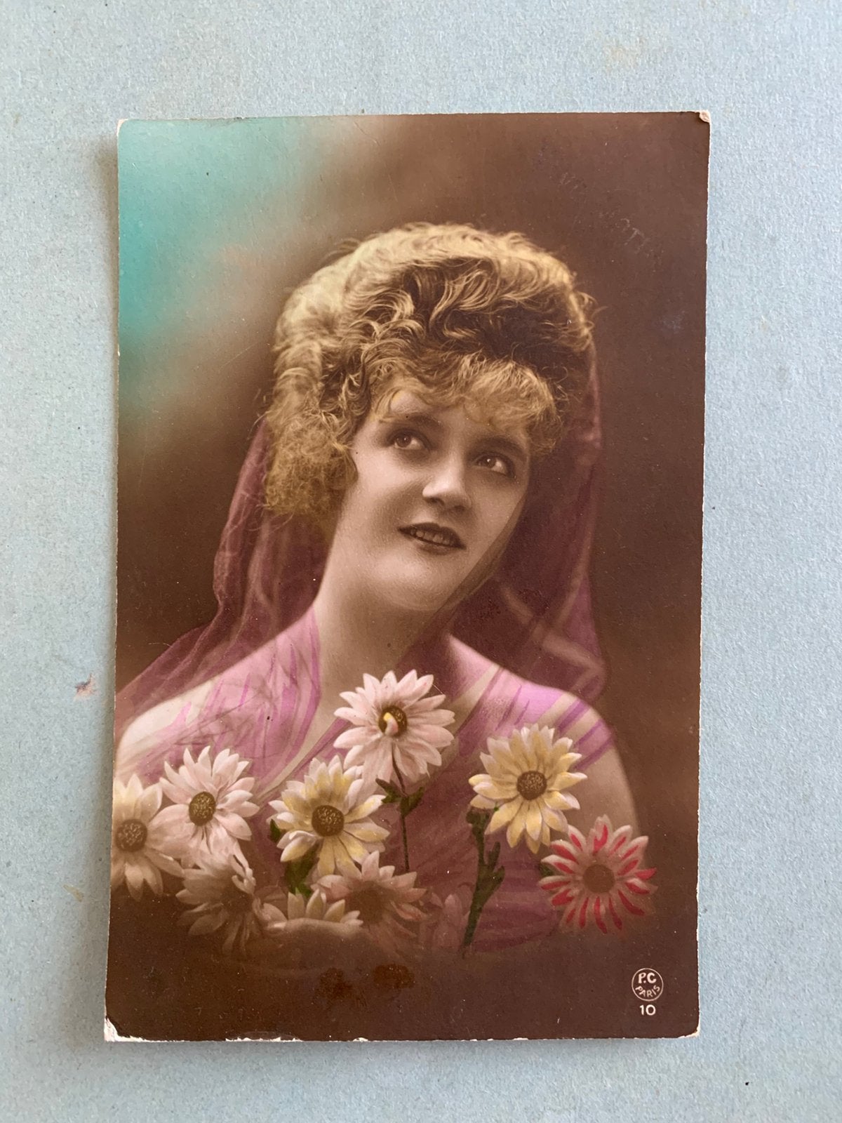 1920 Dame met margrieten, Ophalen of Verzenden, Voor 1920, Gelopen, Overige thema's