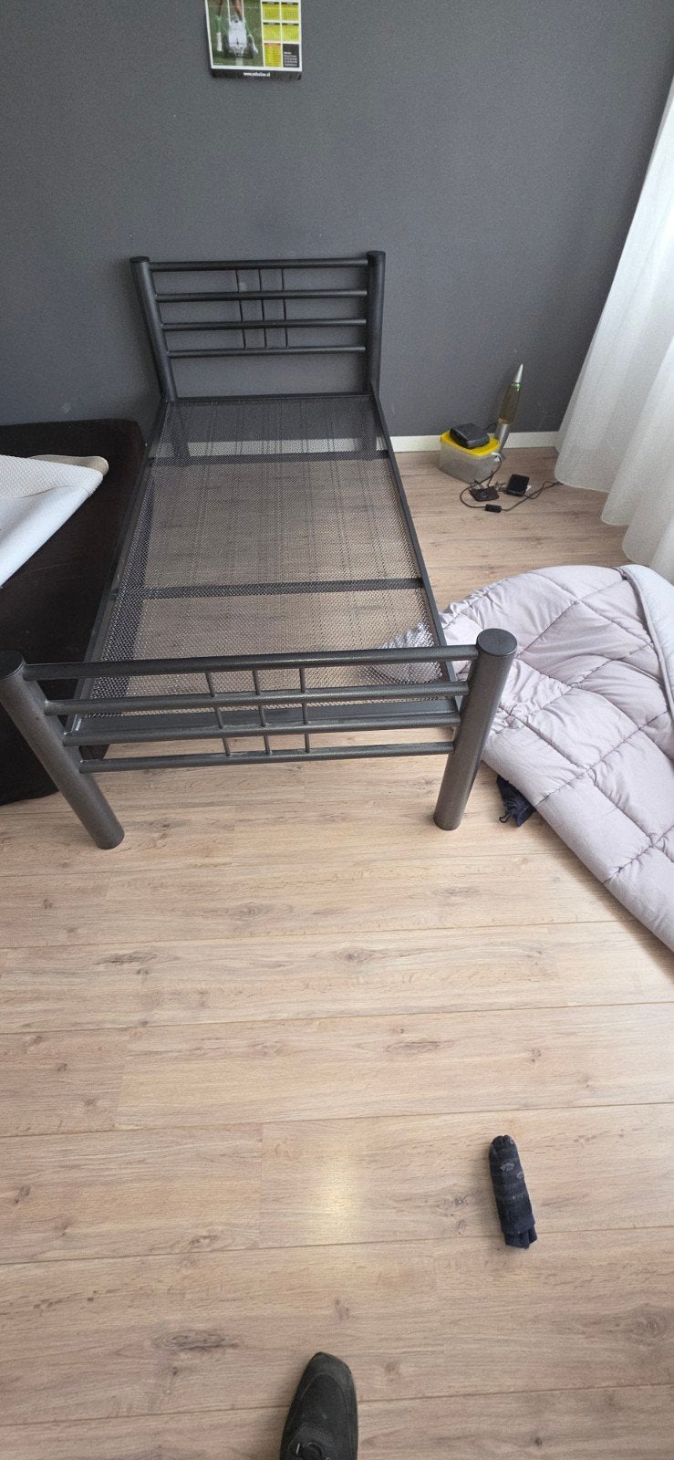Eenpersoonsbed met metalen frame, Huis en Inrichting, Slaapkamer | Bedden, Gebruikt, Eenpersoons, 90 cm, 200 cm, Metaal, Zwart