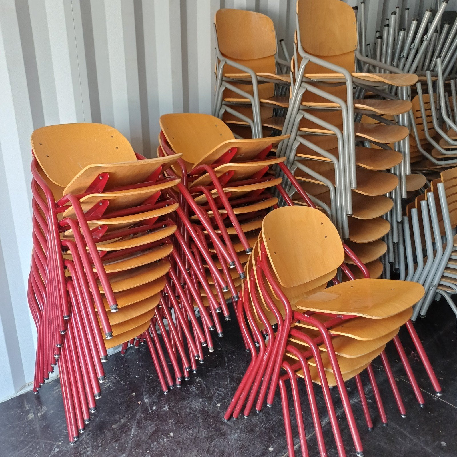 +/- 45 schoolstoelen stapelstoelen partij stoelen export, Ophalen, Gebruikt, Bruin, Vijf, Zes of meer stoelen