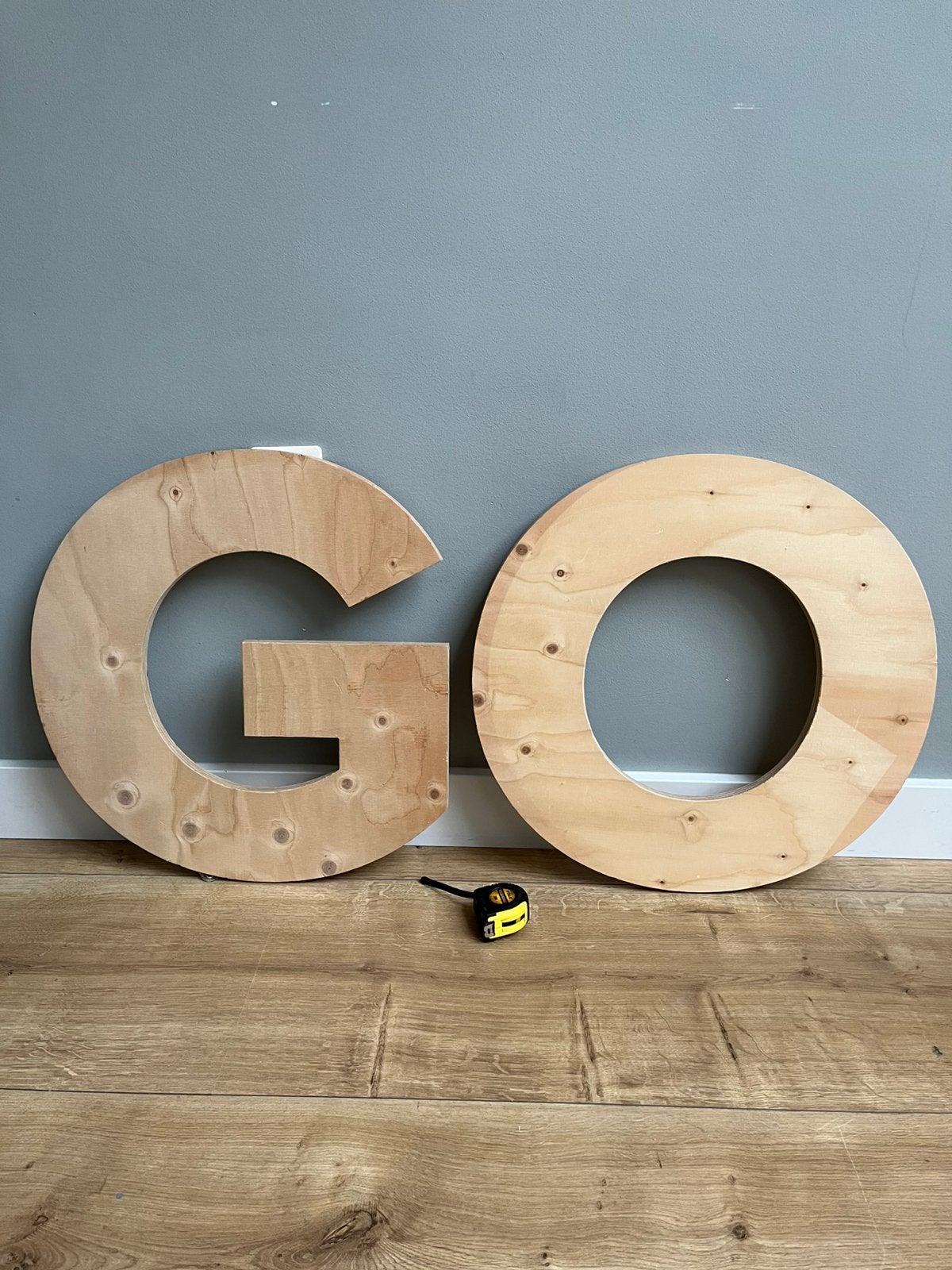 ==Nieuw== Grote houten letters 'GO' 40 cm, Hout, Nieuw, Ophalen of Verzenden, Bruin