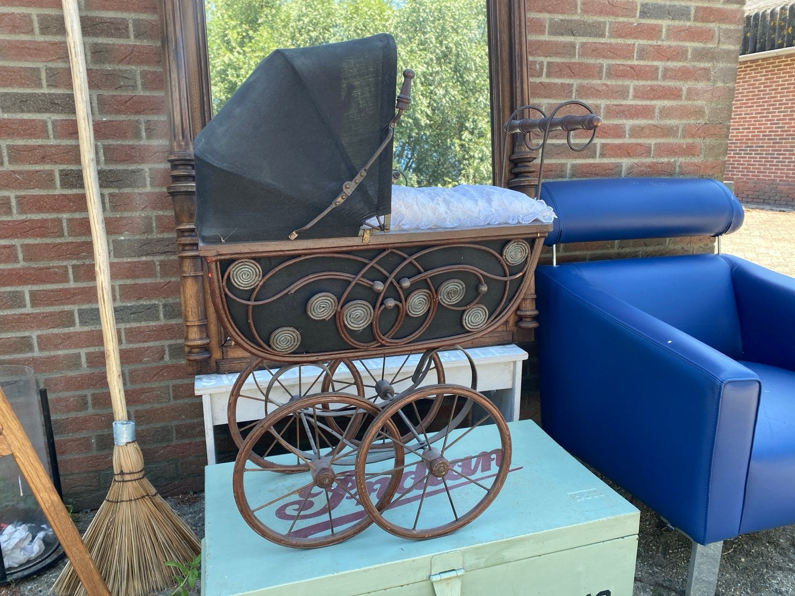 Antieke poppenwagen met pop - decoratief en charmant, Ophalen of Verzenden