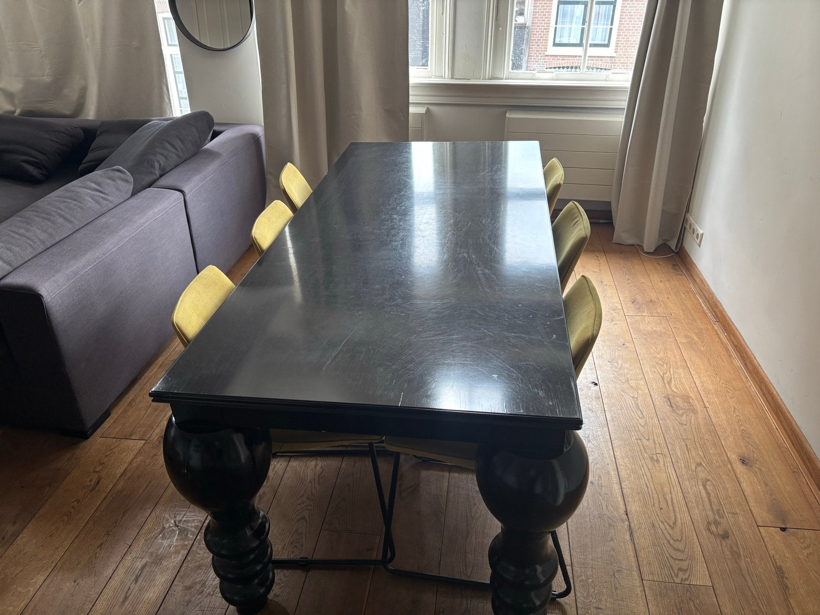 Zwarte eettafel met unieke poten en 6 stoelen, Huis en Inrichting, Tafels | Eettafels, Ophalen, Gebruikt, 50 tot 100 cm, Vijf personen of meer