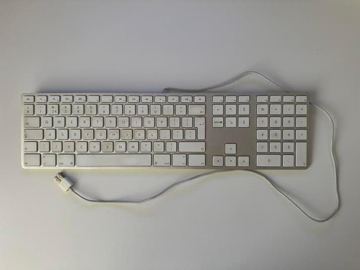 Apple toetsenbord bedraad, Computers en Software, Toetsenborden, Ophalen of Verzenden, Qwerty, Gebruikt, Bedraad