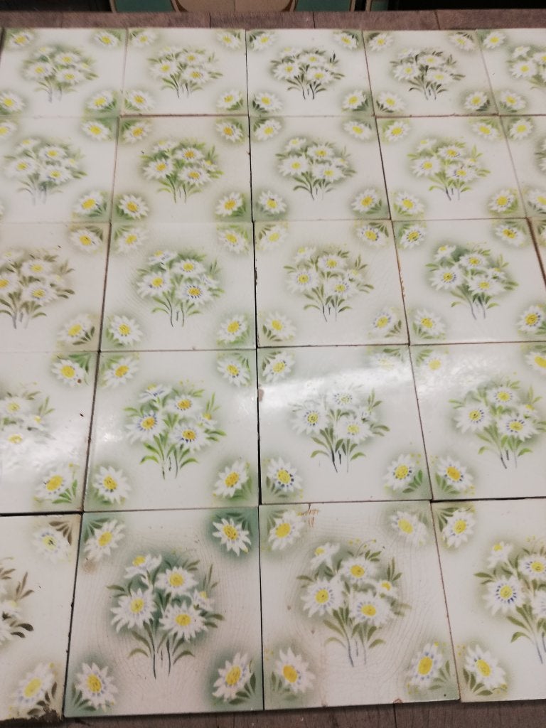 30 antieke wandtegels met fijne margrietjes, Ophalen