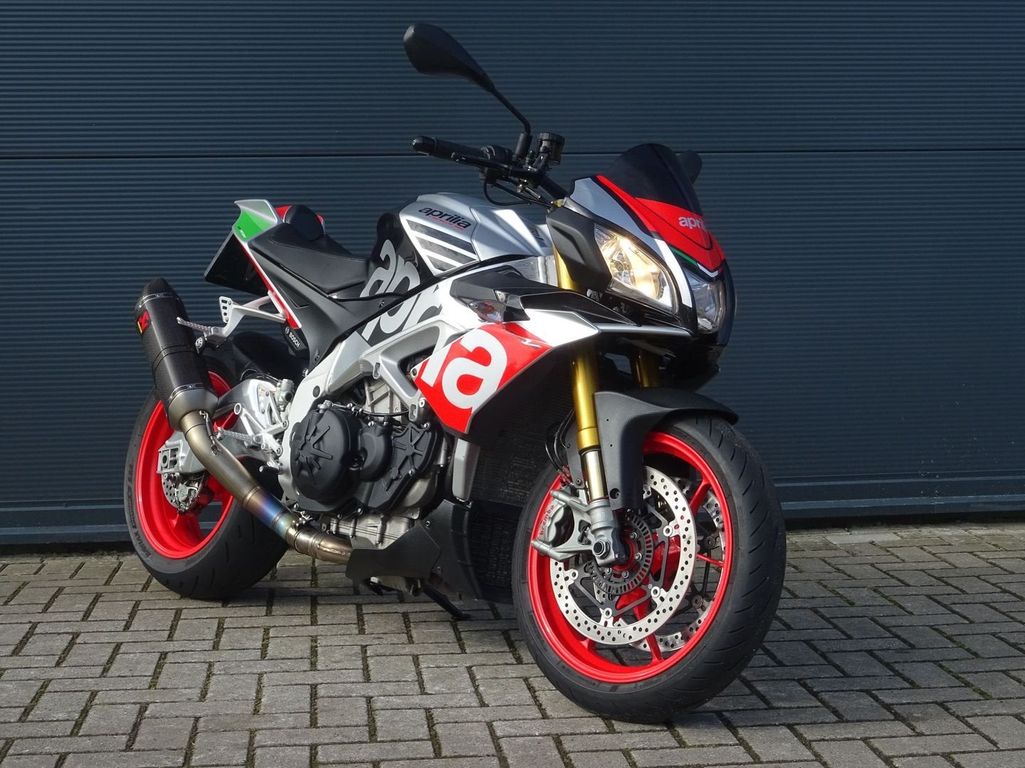 APRILIA Tuono V4 Factory AKRAPOVIC zeer nette NL naked 175PK, 1077 cc, 4 cilinders, Motorrijbewijs A, Bedrijf