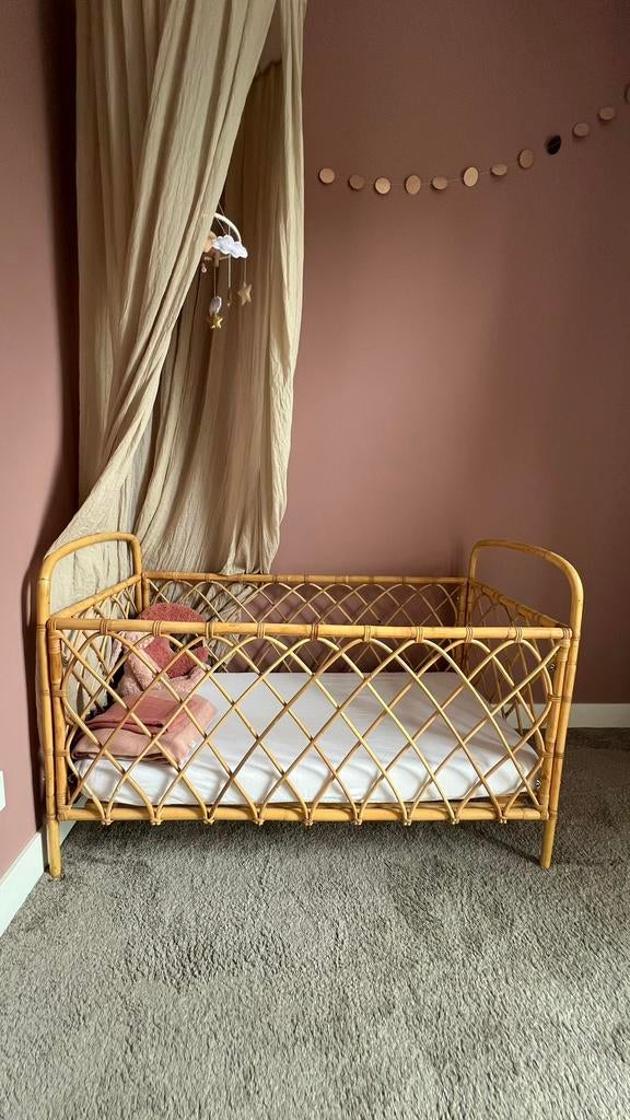 Schattig wiegje / bedje. Bamboe. Vintage., Kinderen en Baby's, Ophalen, Zo goed als nieuw, Minder dan 140 cm, Minder dan 70 cm