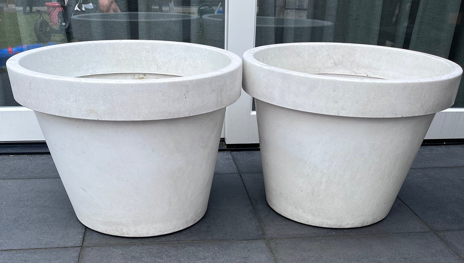 Grote witte bloempotten voor buiten (2 stuks), Ophalen, Kunststof, Gebruikt, 40 cm of meer