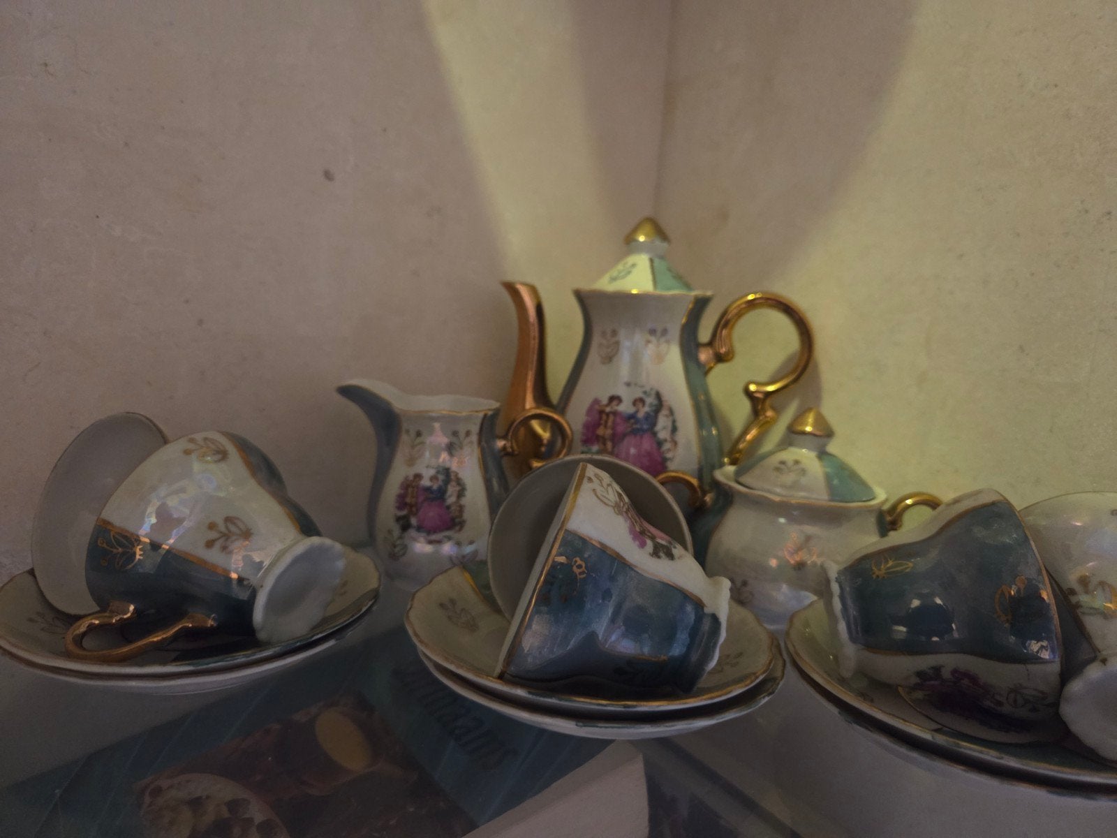 Antiek theeservies met gouden details, Ophalen