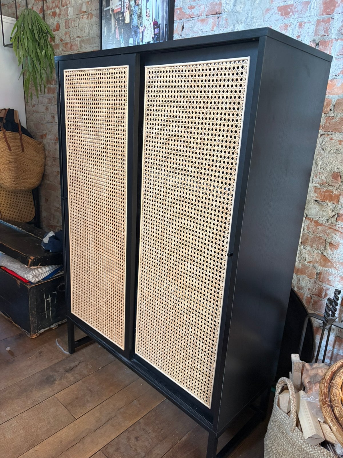 Zwarte planken kast met rotan roldeuren, Huis en Inrichting, Kasten | Roldeurkasten en Archiefkasten, Ophalen, Zo goed als nieuw