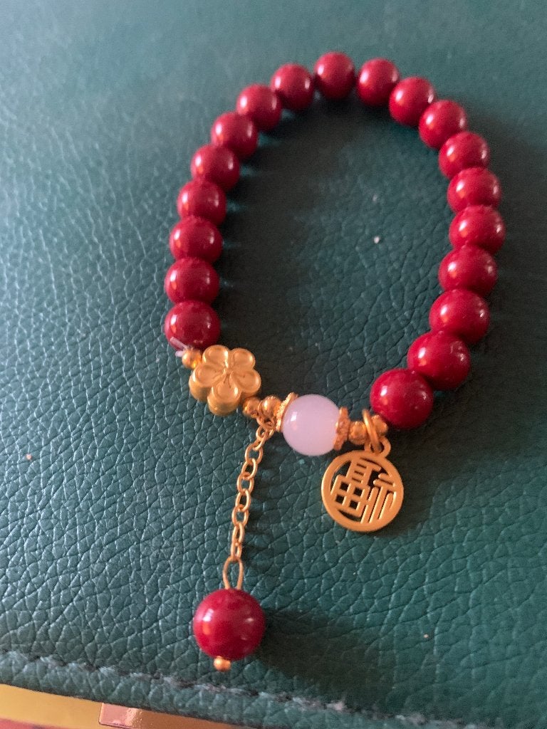 Rode Armbandje met bedels, Sieraden, Tassen en Uiterlijk, Armbanden, Ophalen of Verzenden, Zo goed als nieuw, Elastiek, Met bedels of kralen