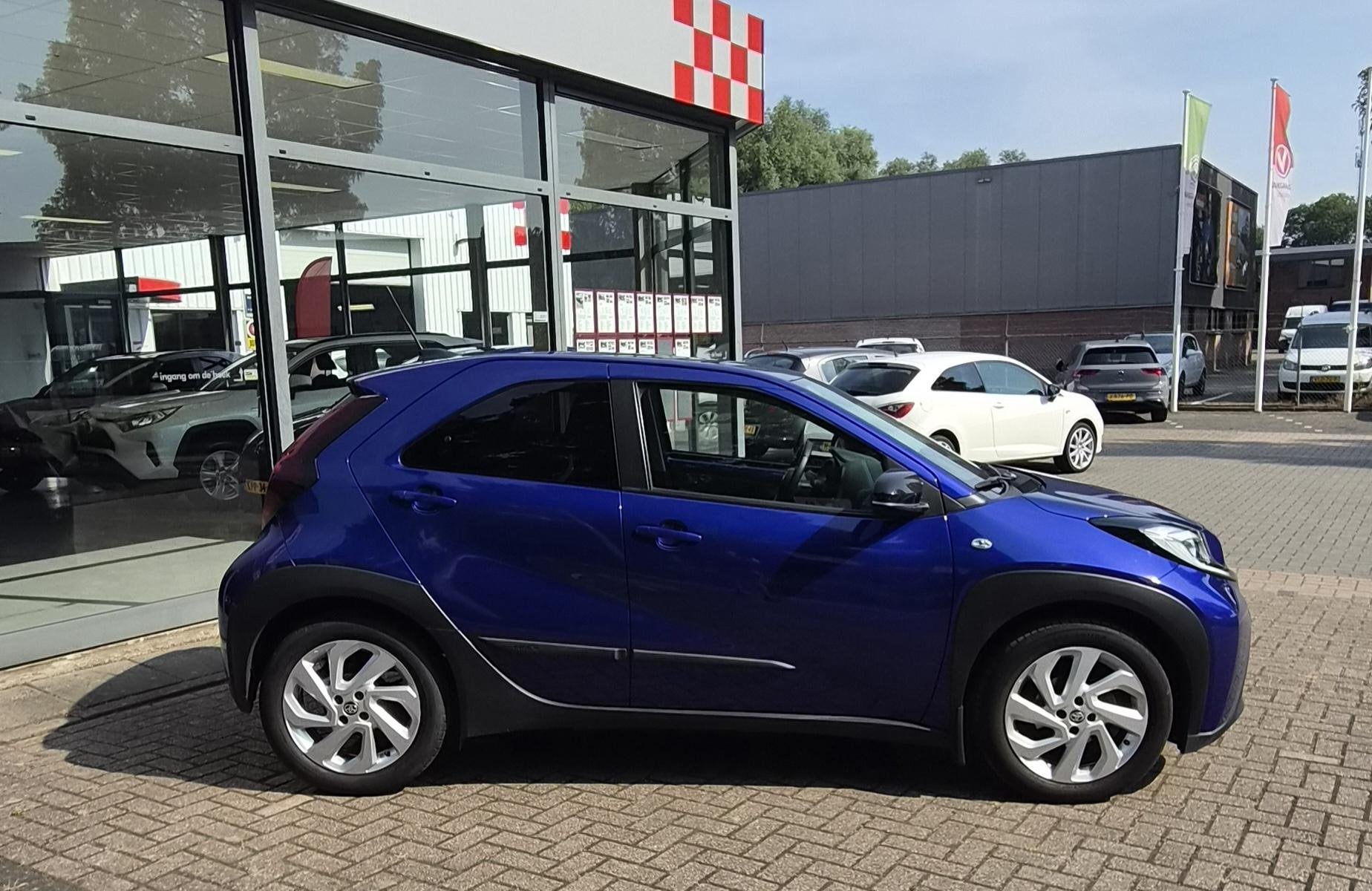 Toyota Aygo X 1.0 VVT-i MT first|Apple|17 inch|Camera, Auto's, Toyota, Stof, Gebruikt, Euro 6, 920 kg