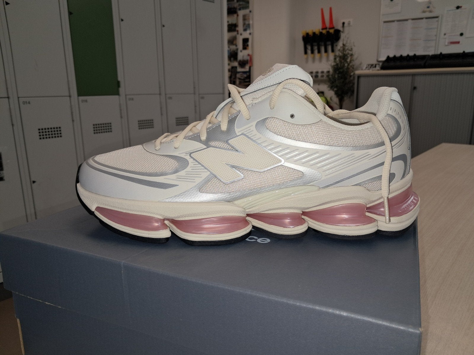 Nieuw New Balance 2002R Sneakers - Wit/Roze - Maat 46, Wit, New Balance, Nieuw, Ophalen of Verzenden