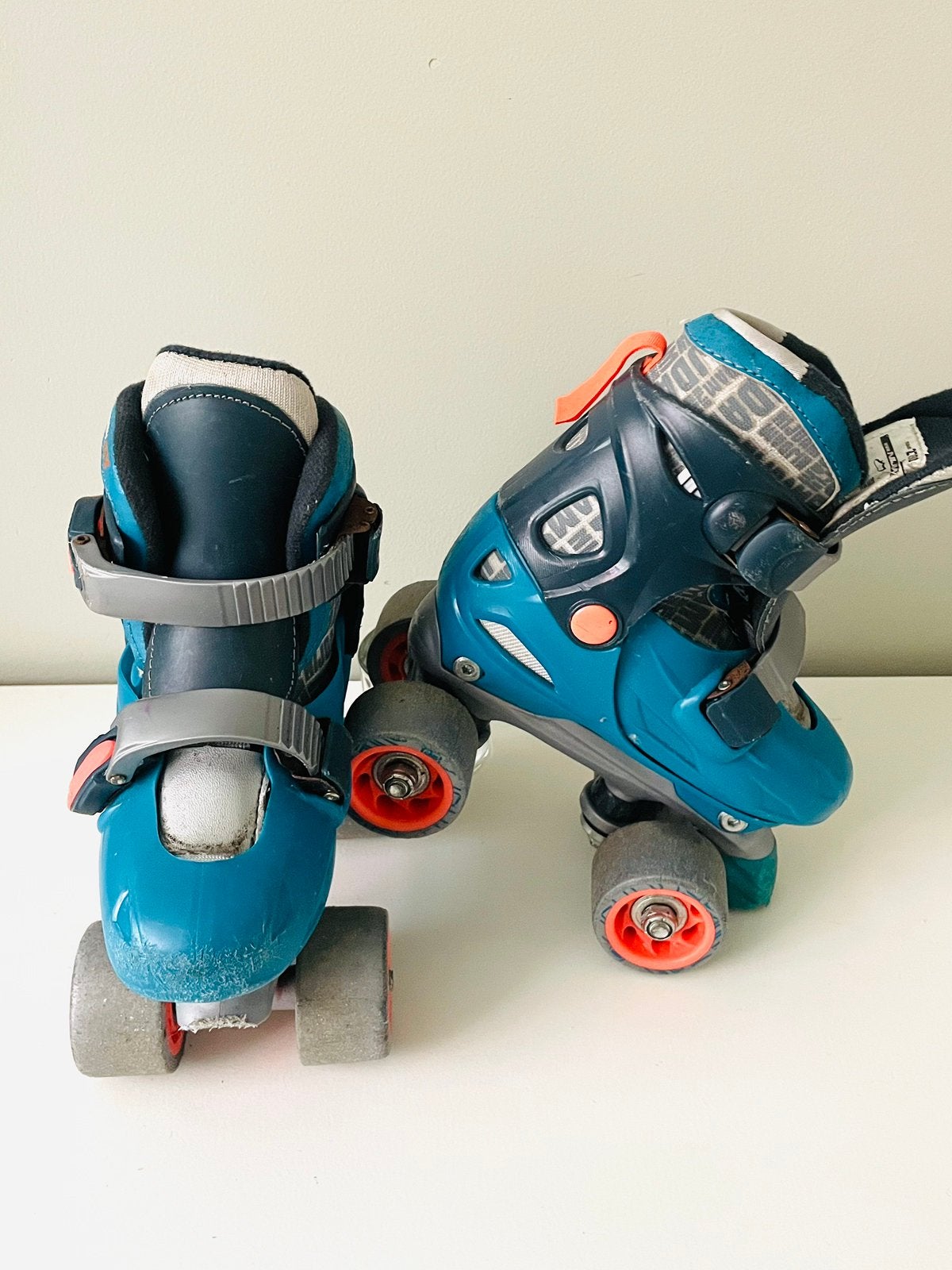 Nijdam | verstelbare rolschaatsen groen-blauw oranje - 27-30, Ophalen of Verzenden, Zo goed als nieuw