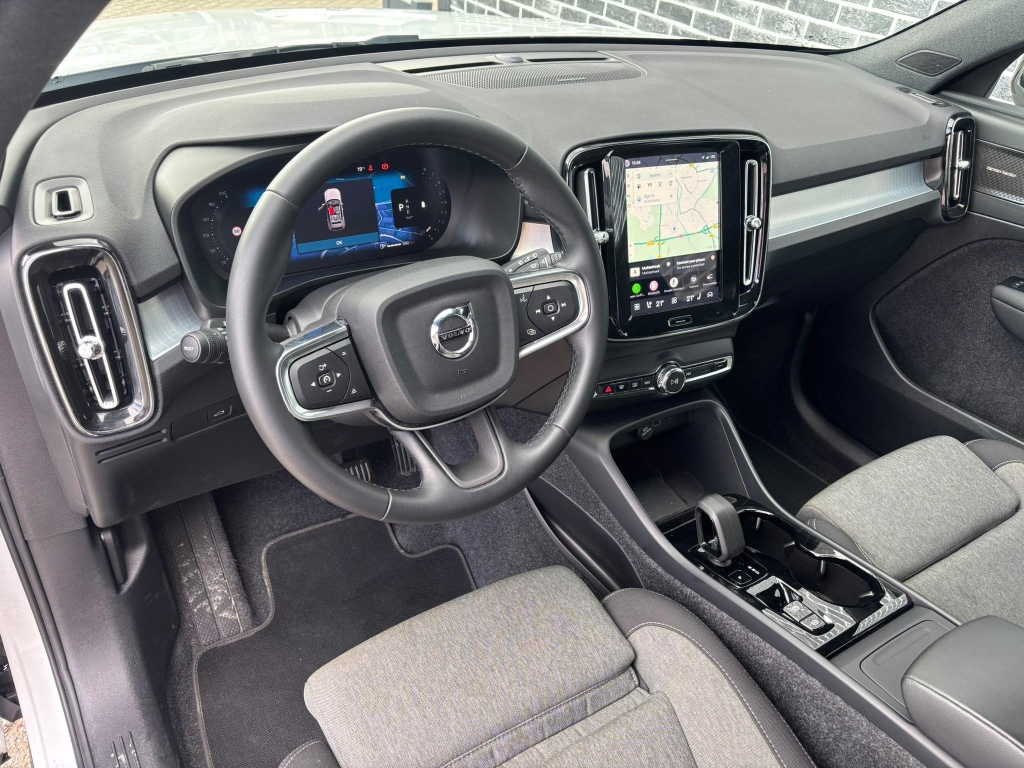 Foto 2 van Volvo XC40 2.0 B4 Plus Dark | Trekhaak | Lichtmetalen Velgen