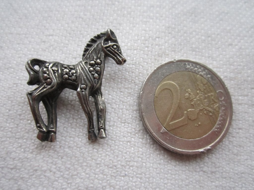 30.  Heel aparte oude broche,  heel klein paardje, Ophalen, Overige materialen, Broche