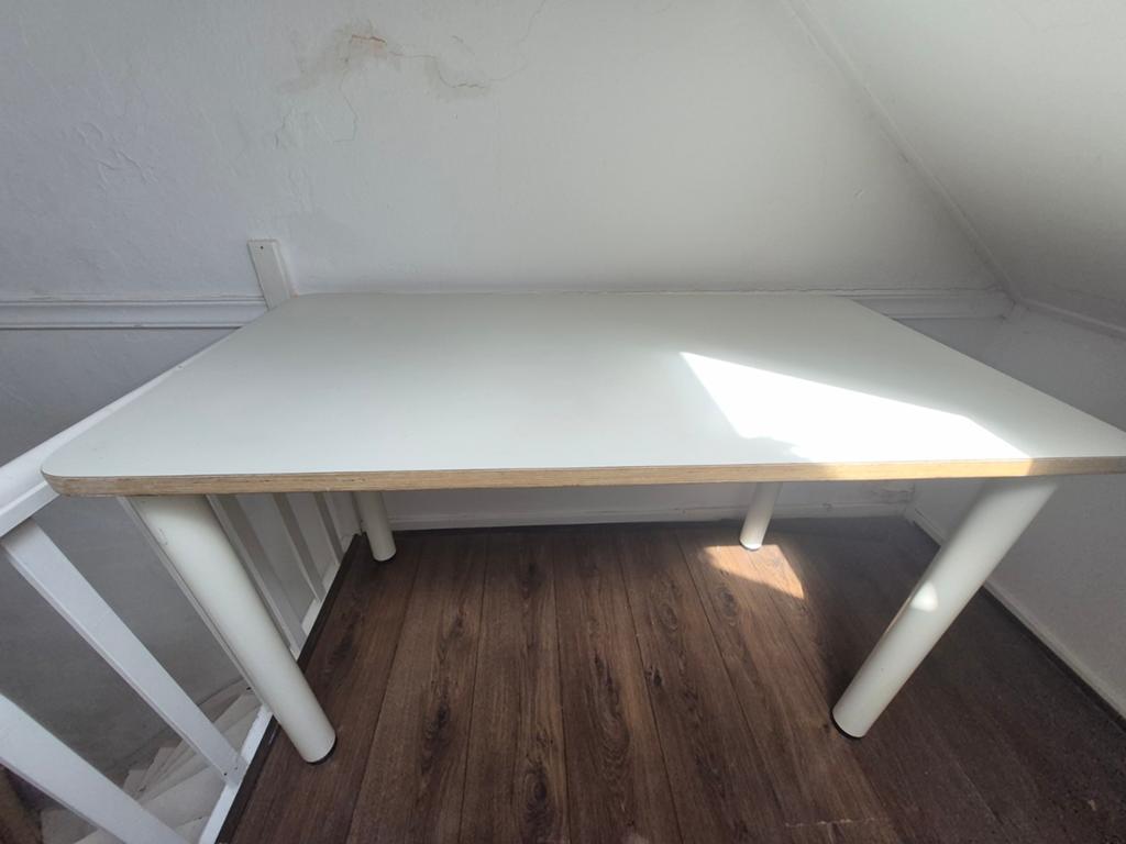 Witte camping tafel met metalen poten, Gebruikt, 50 tot 100 cm, Tot twee personen, Rechthoekig