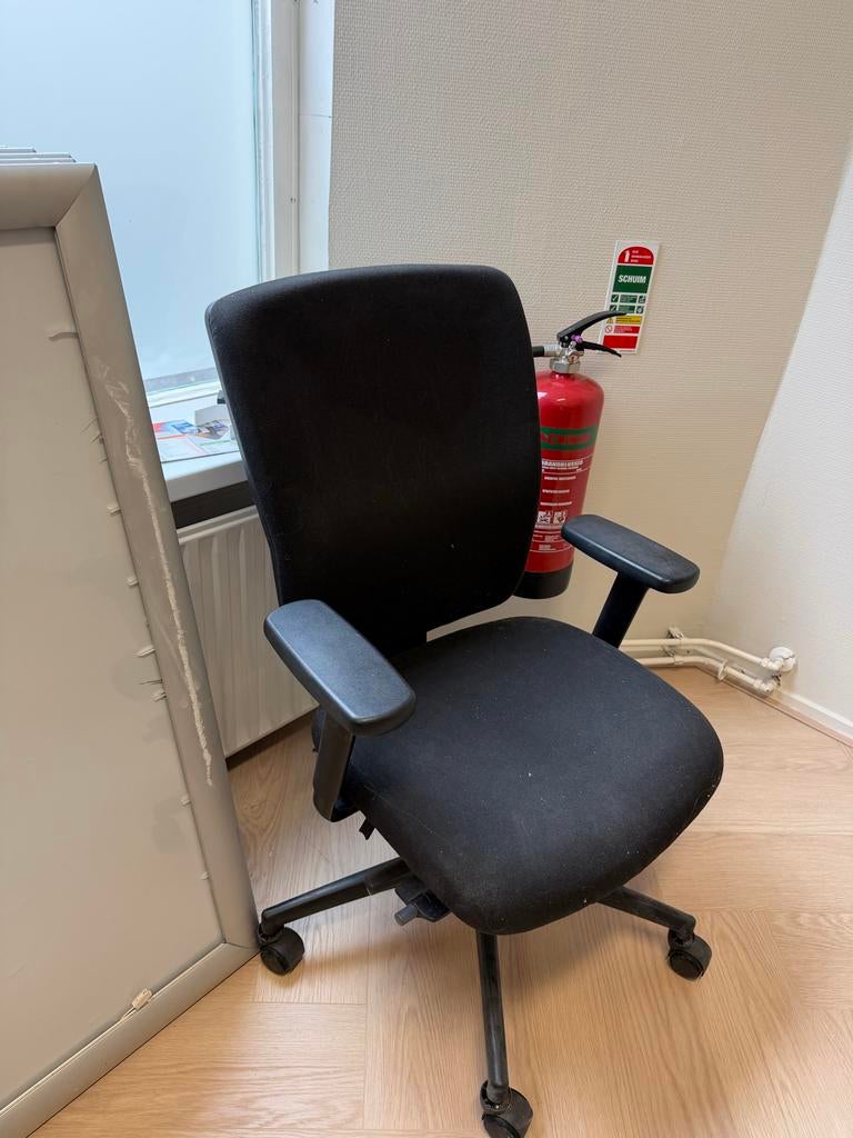 Zwarte bureaustoel met armleuningen, Ophalen, Gebruikt, Zwart, Bureaustoel
