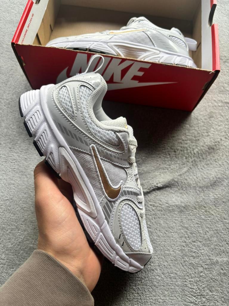 Nike v5 runner white metallic gold - maat 35 - nieuw, J, Jongen of Meisje, Schoenen, Nieuw