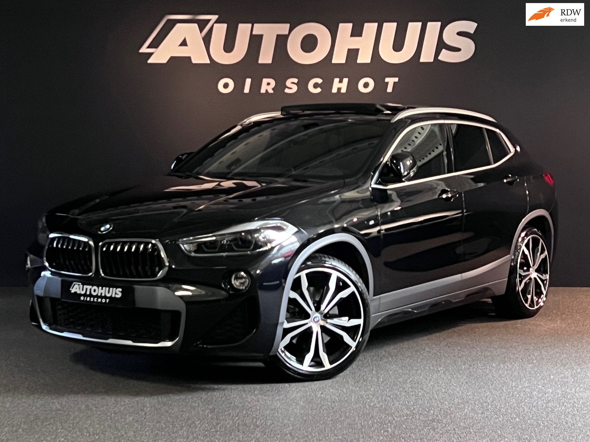 BMW X2 SDrive20i High Executive M Edition Pano/ Headup/ Trek, 1435 kg, Leder en Stof, Zwart, Bedrijf