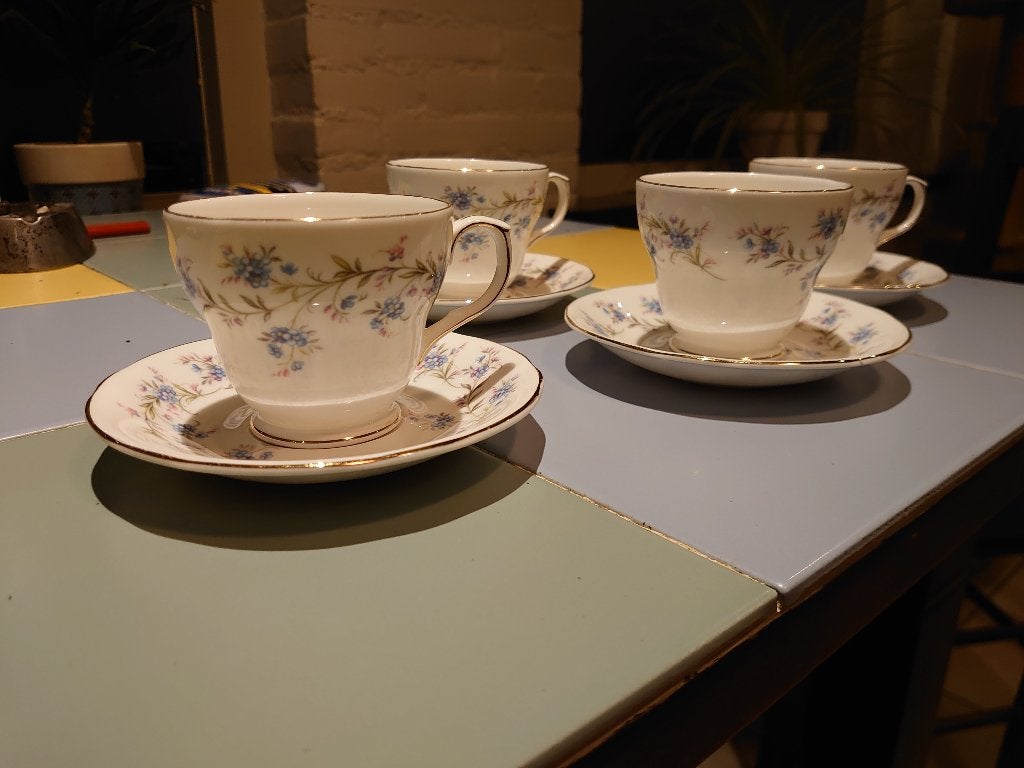 4 kop en schotels Duchess tranquility, Ophalen, Zo goed als nieuw, Porselein, Kop en/of schotel